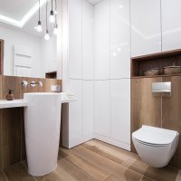 Designové ovládací tlačítko a elegantní WC sedátko s nízkým profilem